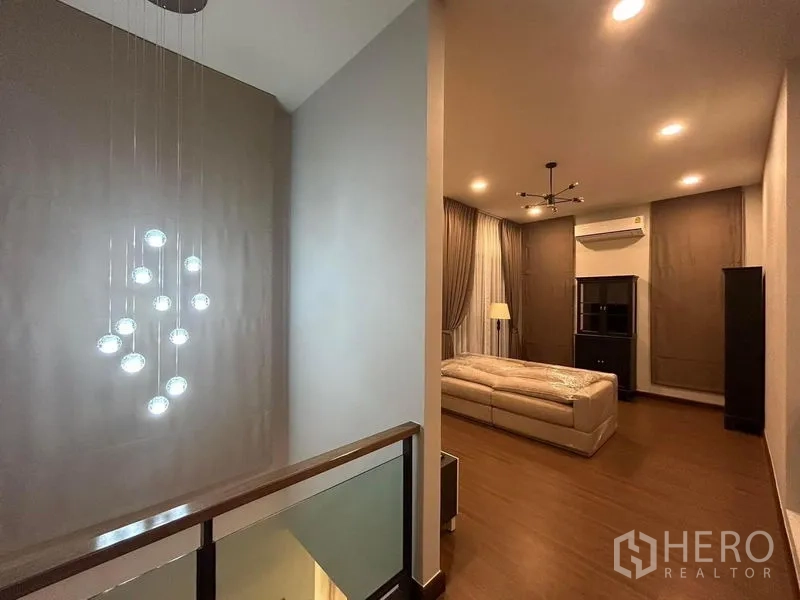 บ้าน ให้เช่า - ห้องพักผ่อนชั้นบน พื้นไม้ โคมไฟระย้า และผ้าม่านเต็มบาน