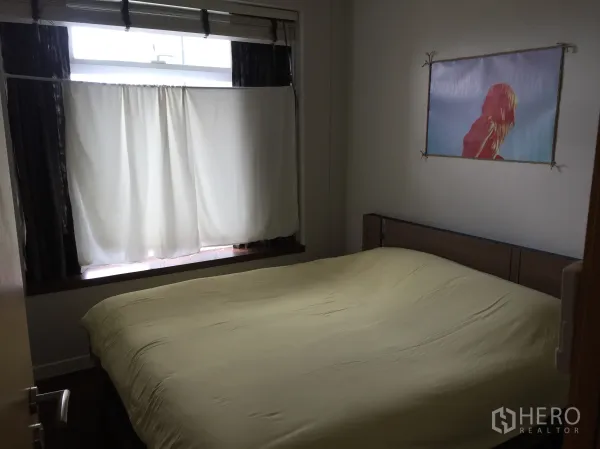 公寓 出租在Ratchathewi, Bangkok - 温馨卧室，木质床头与大床，设有大窗与遮光窗帘。