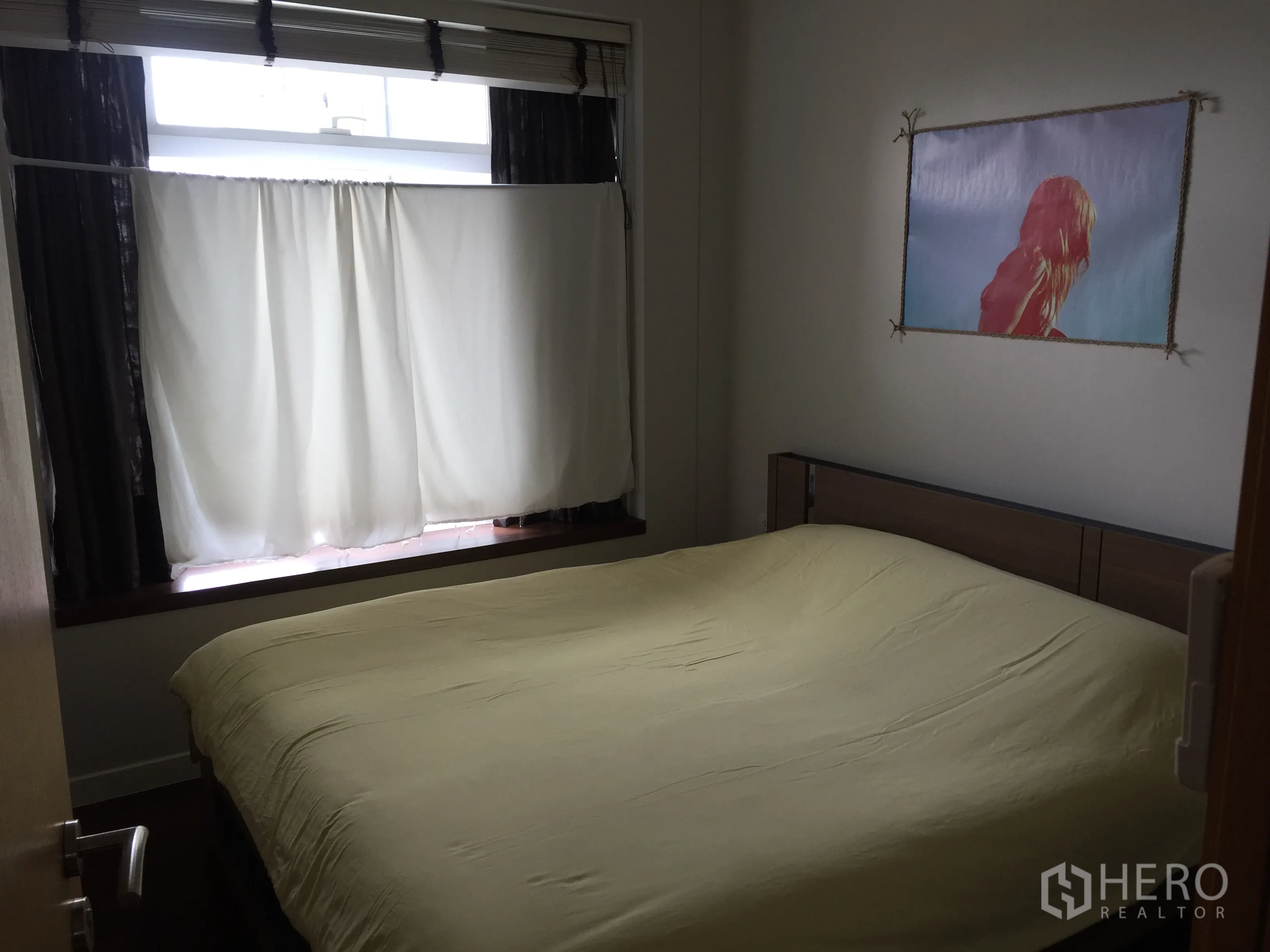 公寓 出租在Ratchathewi, Bangkok - 温馨卧室，木质床头与大床，设有大窗与遮光窗帘。