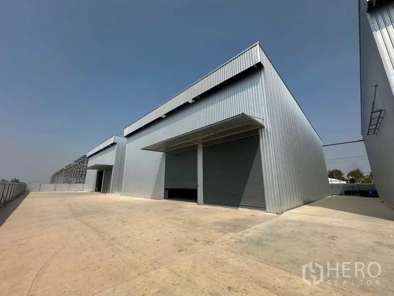 工厂 出租在Wang Noi, Phra Nakhon Si Ayutthaya - 一排现代仓库单元，带有遮雨装卸口和充裕卡车回旋场地。