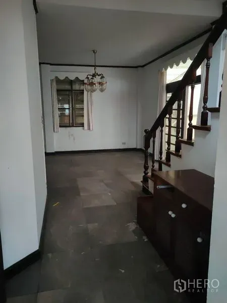 带办公室的家 出租在Pathum Wan, Bangkok - 客厅空间，木制楼梯与吊灯，地面为瓷砖