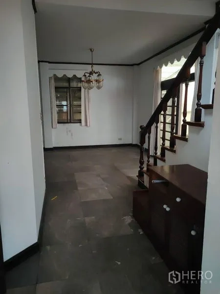 带办公室的家 出租在Pathum Wan, Bangkok - 客厅空间，木制楼梯与吊灯，地面为瓷砖