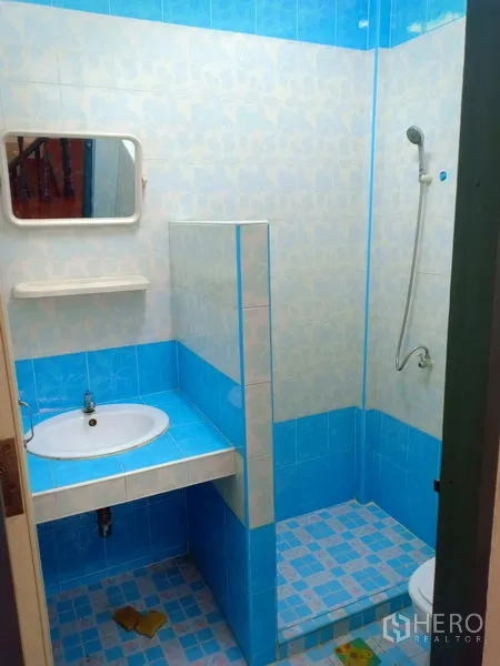 ทาวน์เฮาส์ ให้เช่าในPhra Khanong, Bangkok - ห้องน้ำโทนสีน้ำเงิน มีอ่างล้างหน้า กระจก และโซนอาบน้ำแบบวอล์กอิน