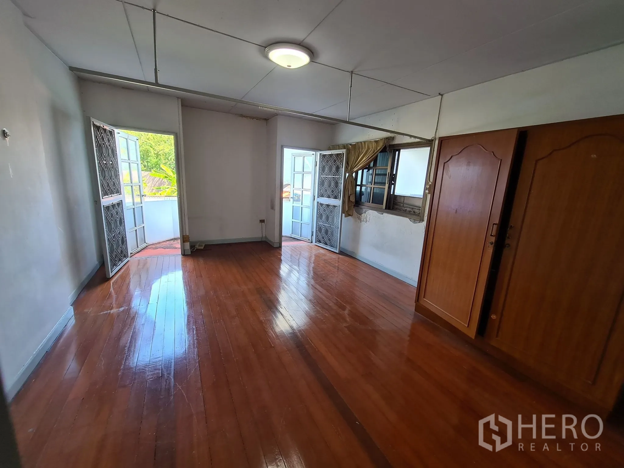 บ้าน ขายในChatuchak, Bangkok - ห้องนอนไม้ พร้อมประตูระเบียงคู่และตู้เสื้อผ้า