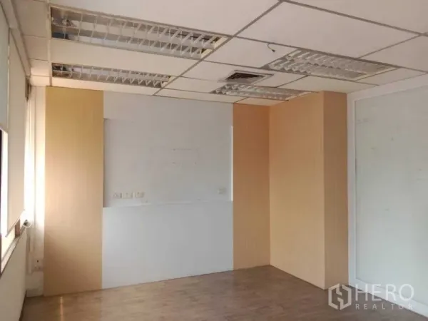 สำนักงาน ให้เช่าในWatthana, Bangkok - ห้องทำงานส่วนตัว ผนังลายไม้ ฝ้าลอย และมู่ลี่บังแสง