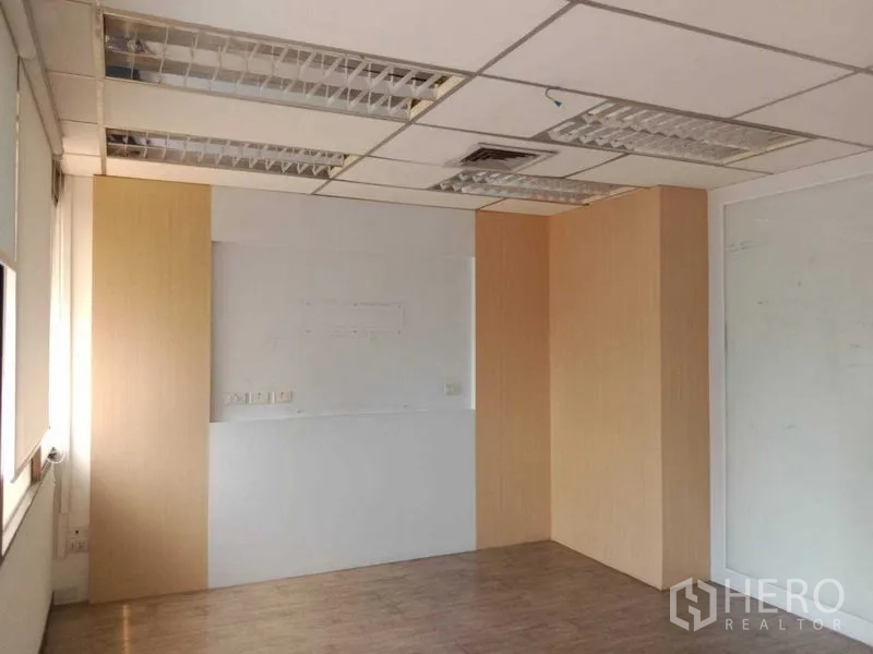 สำนักงาน ให้เช่าในWatthana, Bangkok - ห้องทำงานส่วนตัว ผนังลายไม้ ฝ้าลอย และมู่ลี่บังแสง