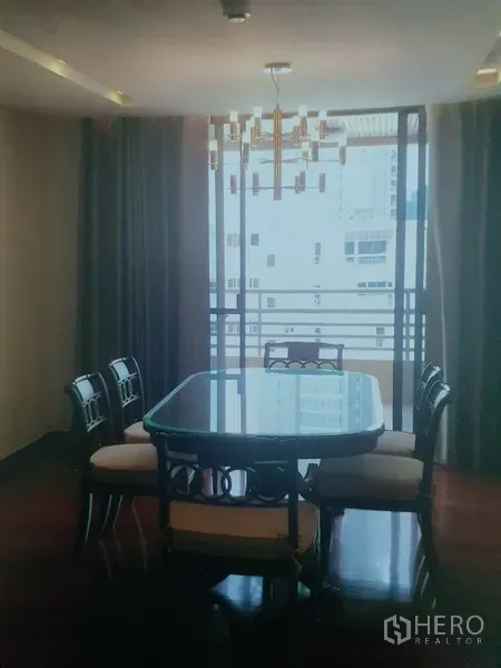 คอนโด ให้เช่าในWatthana, Bangkok - ชุดโต๊ะอาหารติดหน้าต่างสูงจรดเพดาน เปิดสู่ระเบียงชมวิวเมือง พร้อมโคมไฟสมัยใหม่
