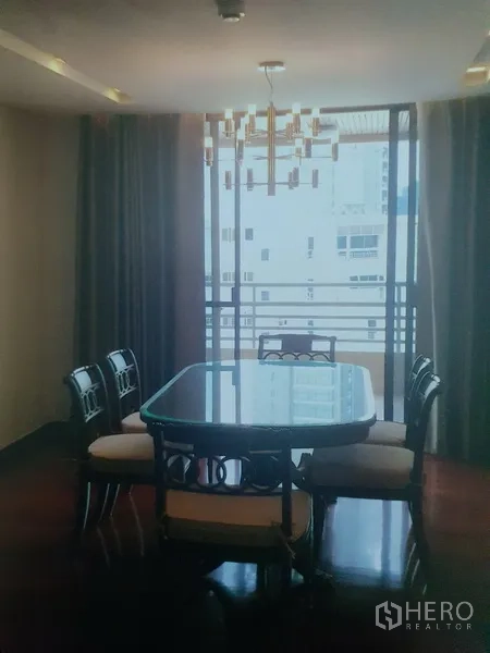 คอนโด ให้เช่าในWatthana, Bangkok - ชุดโต๊ะอาหารติดหน้าต่างสูงจรดเพดาน เปิดสู่ระเบียงชมวิวเมือง พร้อมโคมไฟสมัยใหม่