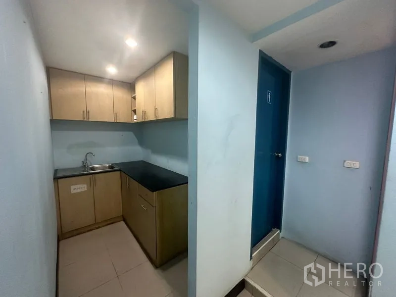 สำนักงาน ขาย - แพนทรีพร้อมตู้ลอย ตู้ล่าง อ่างล้าง และประตูห้องน้ำข้างกัน