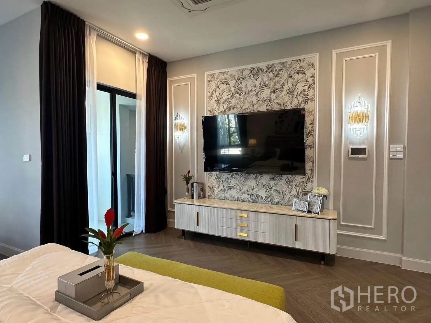 独栋房屋 for rent in Saphan Sung, Bangkok - 主卧特色墙面配挂墙电视与纹理壁纸。