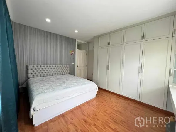 บ้าน ขายในBang Kruai, Nonthaburi - ห้องนอนใหญ่พร้อมตู้บิลท์อินขนาดใหญ่ เตียงคิง พื้นไม้ และไฟดาวน์ไลท์