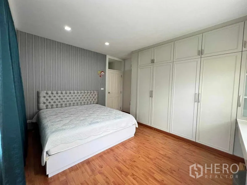 บ้าน ขายในBang Kruai, Nonthaburi - ห้องนอนใหญ่พร้อมตู้บิลท์อินขนาดใหญ่ เตียงคิง พื้นไม้ และไฟดาวน์ไลท์