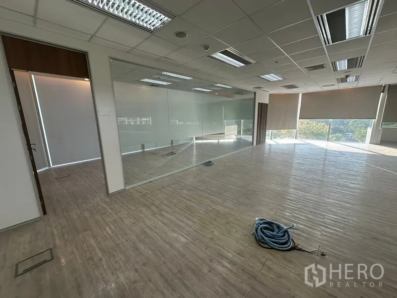 สำนักงาน ให้เช่าในKhlong Toei, Bangkok - ห้องประชุมกั้นกระจก พื้นไม้ รับแสงธรรมชาติ