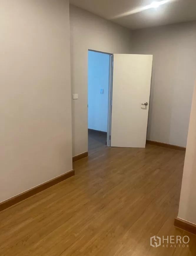 บ้าน ให้เช่าหรือขายในSaphan Sung, Bangkok - ห้องนอนโล่ง พื้นไม้ ประตูสีขาว