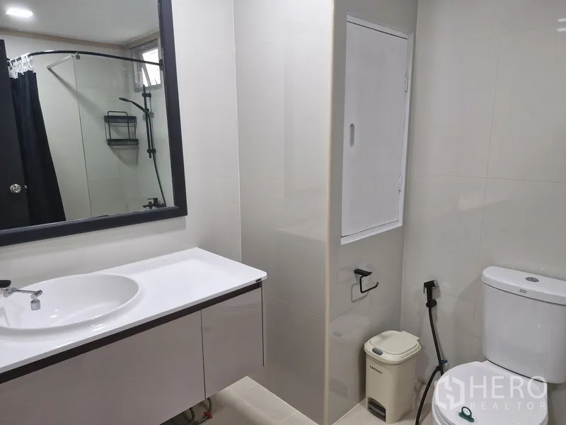 คอนโด ให้เช่าในWatthana, Bangkok - ห้องน้ำมีเคาน์เตอร์ยาว โถสุขภัณฑ์ และช่องเก็บของ