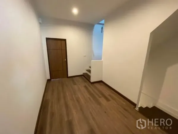 联排别墅 出租在Bang Na, Bangkok - 楼层走廊，木地板，储物门与通往上层的楼梯