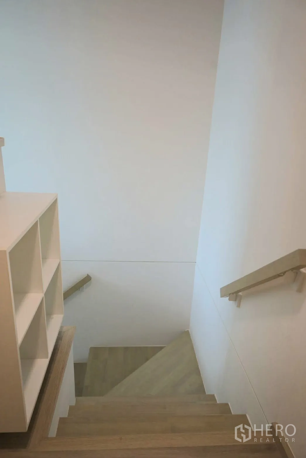 联排别墅 for rent in Prawet, Bangkok - 木楼梯配扶手，平台处设开放式置物格。