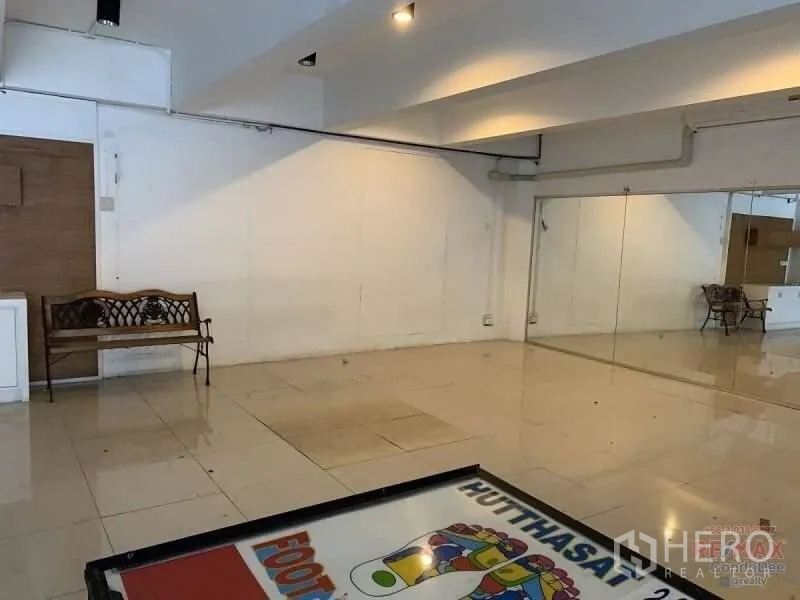 พื้นที่ขายปลีก ให้เช่าในWatthana, Bangkok - พื้นที่ค้าปลีกชั้นล่าง พื้นกระเบื้องเงา ผนังกระจกเงาบานใหญ่ และไฟสปอตไลต์