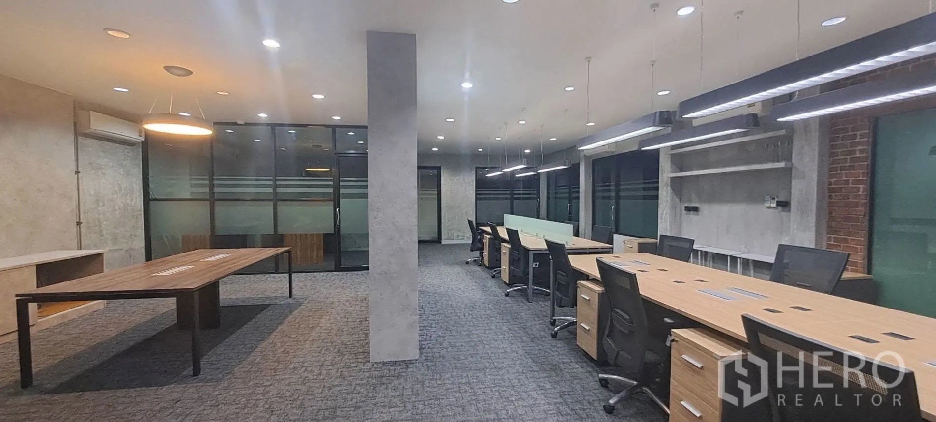 家庭办公室 for rent in Lat Phrao, Bangkok - 宽敞办公区，带工位、地毯与玻璃后方会议室。