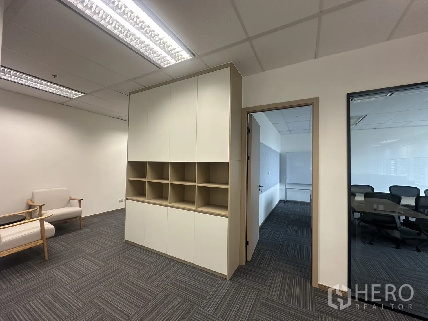 办公室 for rent in Pathum Wan, Bangkok - 入口区带内置置物格与通往玻璃隔间的门。