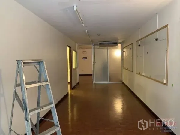 พื้นที่ขายปลีก ให้เช่าในWatthana, Bangkok - โถงภายในยาว พื้นปาเกต์ ผนังสีขาว กั้นห้องด้วยกระจก และไฟหลอดยาวบนเพดาน