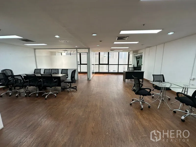สำนักงาน ให้เช่าในRatchathewi, Bangkok - พื้นที่สำนักงานแบบเปิดกว้าง หลายจุดนั่งทำงาน กั้นกระจก และหน้าต่างบานใหญ่