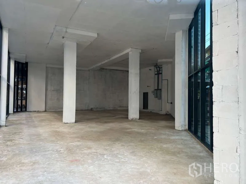 Retail Space for rent in Khlong Toei, Bangkok - Corner area of the unit with pillars and wraparound glazing for strong street visibility.