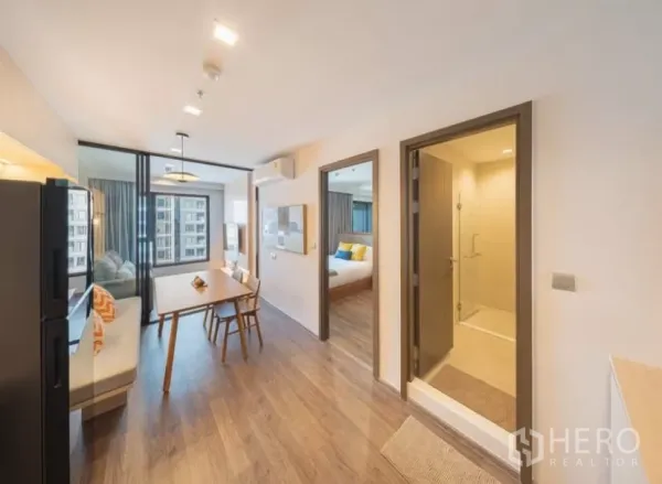 คอนโด ให้เช่าในChatuchak, Bangkok - โถงทางเดินพร้อมโต๊ะทานอาหาร ประตูเข้าสู่ห้องนอน และห้องน้ำแบบฉากกั้นกระจก