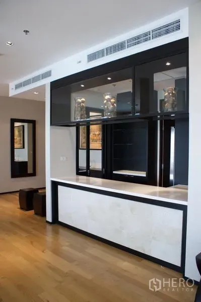 คอนโด ให้เช่าในWatthana, Bangkok - ชั้นวางกระจกกรอบสีดำและท็อปสีขาวดีไซน์ทันสมัยภายในคอนโด