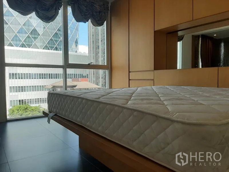 คอนโด ให้เช่าในPhaya Thai, Bangkok - ห้องนอนมีหน้าต่างบานใหญ่ วิวเมือง และตู้เสื้อผ้าบิวท์อินไม้