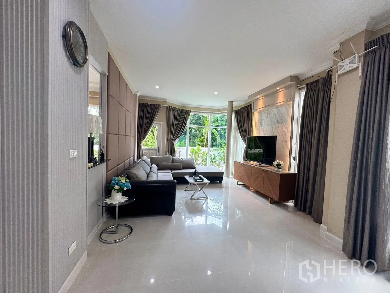 独立式住宅 出租在Prawet, Bangkok - 第二客厅，落地窗、沙发与电视柜，面向花园。