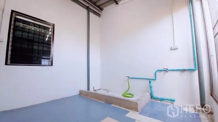 ทาวน์เฮาส์ ขาย - ลานซักล้างมีหลังคา พร้อมจุดต่อเครื่องซักผ้าและท่อน้ำสีฟ้า