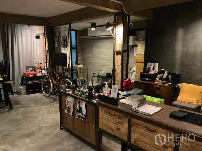 带办公室的家 出租在Phaya Thai, Bangkok - 开放式家庭办公室，水泥自流平地面、裸露砖柱与金属隔断，前台与分体空调。