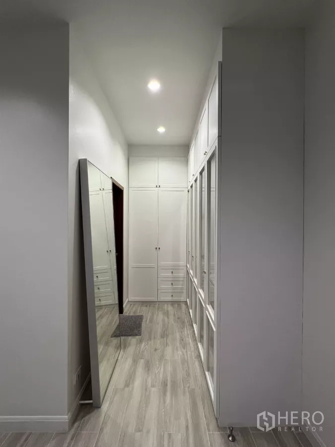 คอนโด ให้เช่าในBang Kapi, Bangkok - โถงวอล์กอินโคลเซ็ต ตู้สูงสีขาวและกระจกเต็มตัว