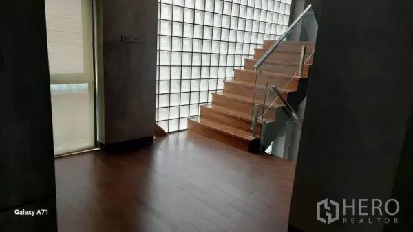 สำนักงานที่บ้าน ให้เช่าในNong Khaem, Bangkok - โถงบันไดภายในพื้นไม้และผนังกระจกบล็อกรับแสงธรรมชาติ