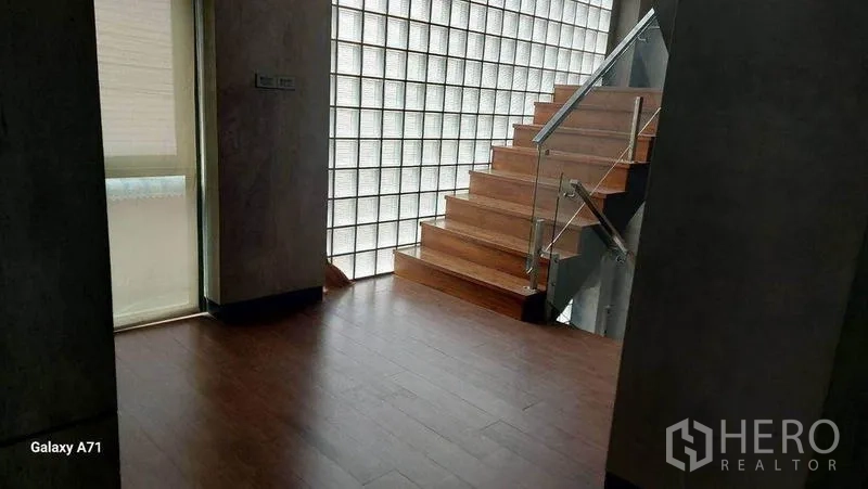 สำนักงานที่บ้าน ให้เช่าในNong Khaem, Bangkok - โถงบันไดภายในพื้นไม้และผนังกระจกบล็อกรับแสงธรรมชาติ