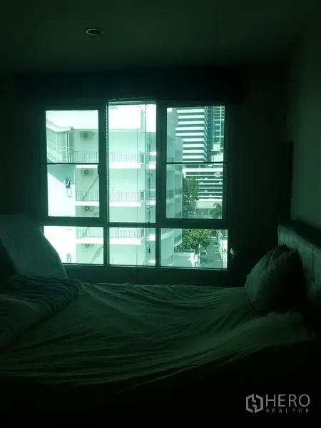 คอนโด ให้เช่าในKhlong Toei, Bangkok - ห้องนอนมีหน้าต่างบานใหญ่เห็นวิวอาคารเมืองและต้นไม้