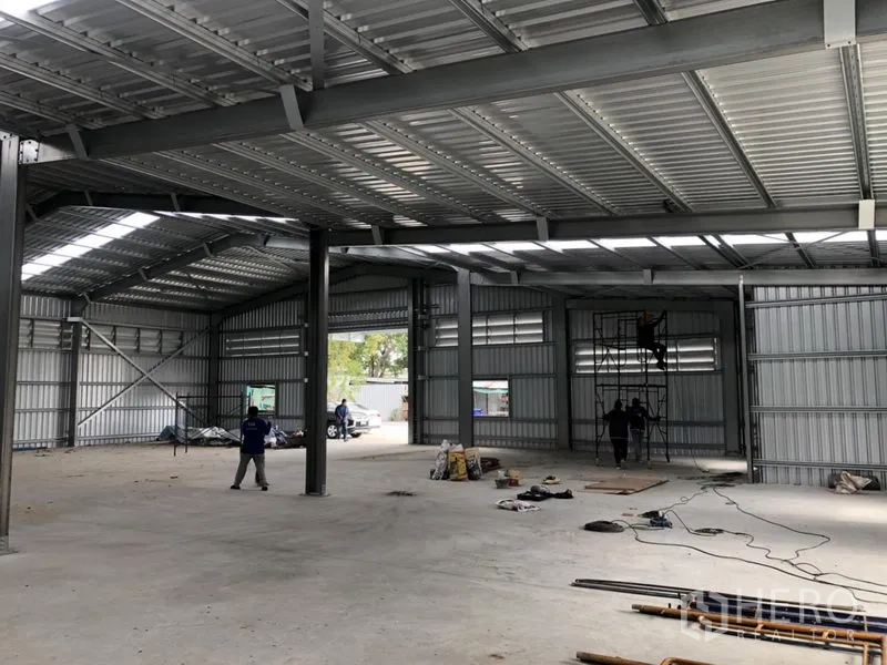 货栈 出租在Lak Si, Bangkok - 开放式仓库内部，大型装卸门开口与金属墙体。