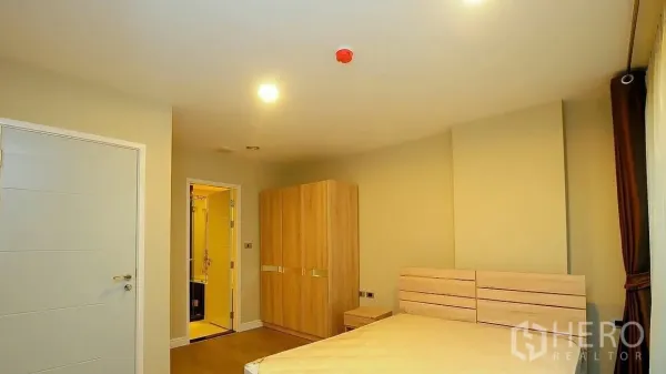 คอนโด ขายในKhlong Toei, Bangkok - ห้องนอนสว่างพร้อมตู้เสื้อผ้าและประตูเชื่อมเข้าห้องน้ำ