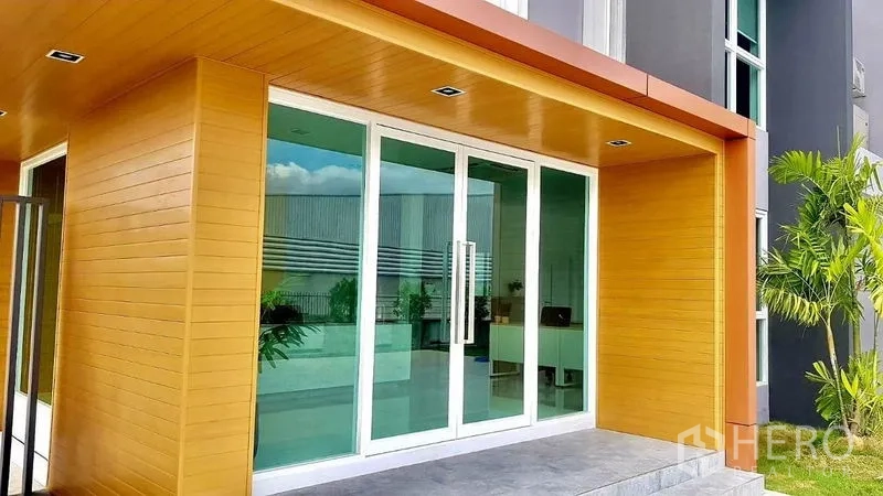 คลังสินค้า ขายในLam Luk Ka, Pathum Thani - หน้าทางเข้าออฟฟิศกั้นกระจก พร้อมกันสาดลายไม้