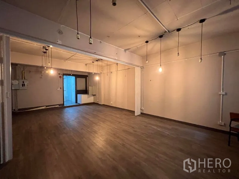 店屋 出租 - 楼上大开间，木纹地面与悬挂灯泡，灵活可改造。