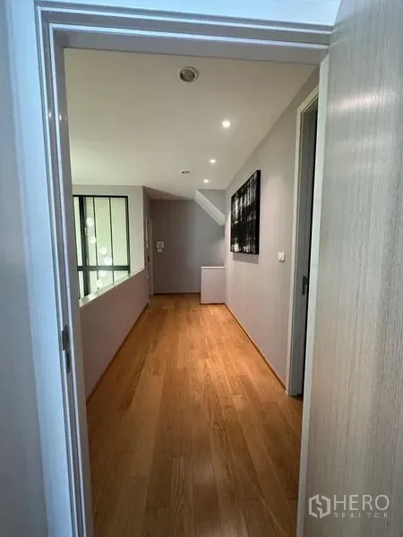 ทาวน์เฮาส์ ขายในSaphan Sung, Bangkok - โถงทางเดินชั้นบน พื้นไม้ โทนสีเทาอ่อน และไฟฝังฝ้า