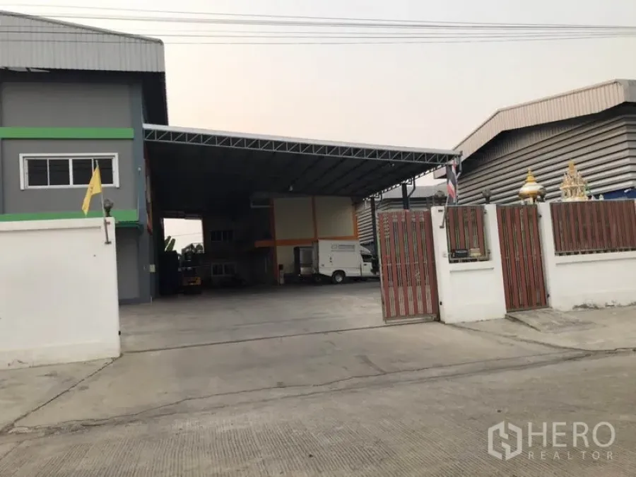 工厂 出售在Pak Kret, Nonthaburi - 工厂正门与带顶装卸区，宽敞车辆出入口