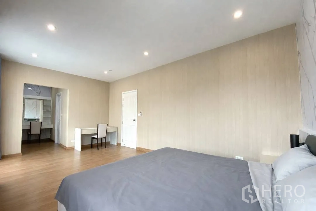 บ้านเดี่ยว for rent in Suan Luang, Bangkok - ห้องนอนขนาดใหญ่ มีโต๊ะทำงานและทางเชื่อมสู่มุมแต่งตัว