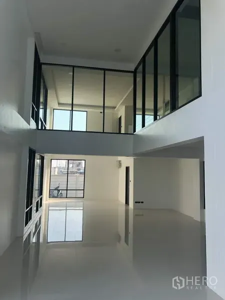 โรงงาน ขายในPathum Thani - โถงเพดานสูงสองชั้นของอาคารสำนักงาน ผนังกระจกเต็มบานและพื้นเงางาม