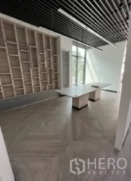 พื้นที่ขายปลีก ให้เช่าในKhlong Toei, Bangkok - ผนังชั้นวางบิลต์อิน พร้อมเคาน์เตอร์ยาว ใต้ฝ้าระแนง ใกล้หน้าต่างสูง