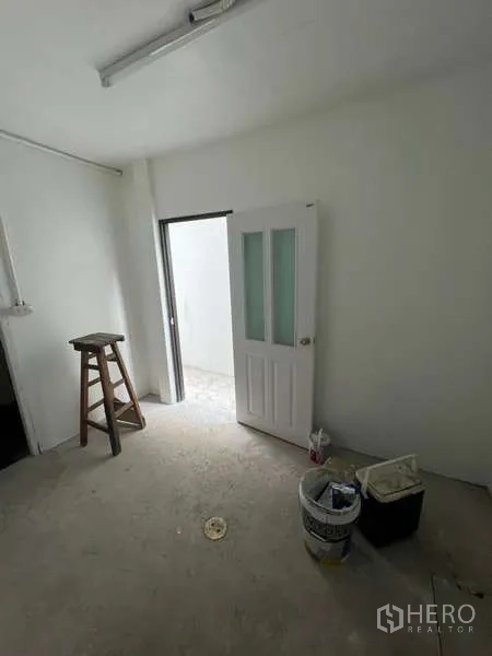 อาคารพาณิชย์ ให้เช่าในWatthana, Bangkok - ห้องขนาดเล็ก ประตูสีขาวกระจกฝัง พื้นยังไม่ปู