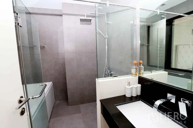 คอนโด ให้เช่าในKhlong San, Bangkok - ห้องน้ำร่วมสมัยพร้อมห้องอาบน้ำแบบวอล์กอิน อ่างอาบน้ำ และเคาน์เตอร์หินสีดำ