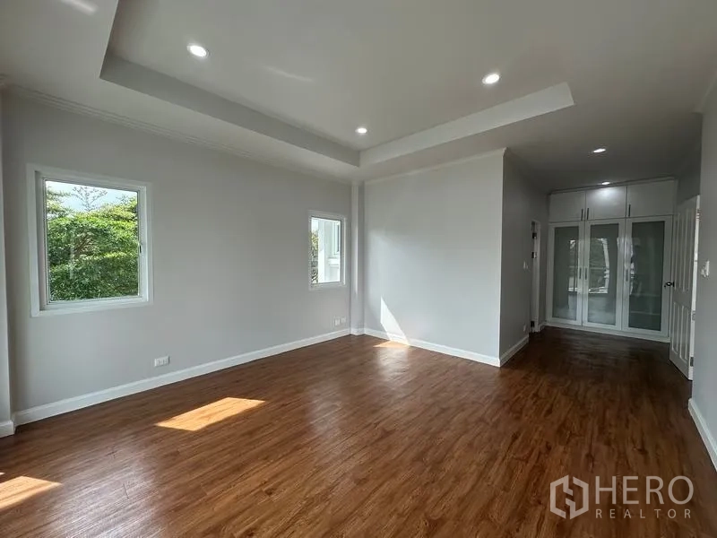 บ้าน ขายในLam Luk Ka, Pathum Thani - ห้องนอนสว่าง พื้นไม้ ไฟดาวน์ไลท์ พร้อมตู้บิลท์อิน