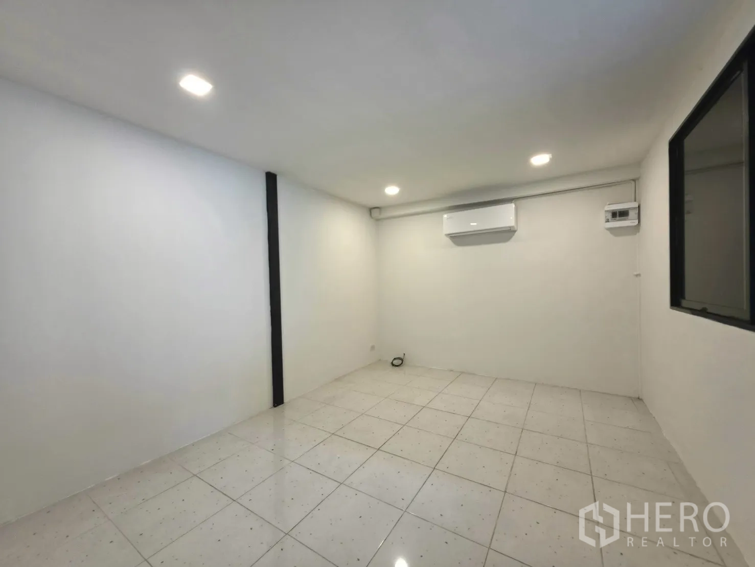 Warehouse for rent in Suan Luang, Bangkok - Air-conditioned office room with tiled floor and recessed lights.